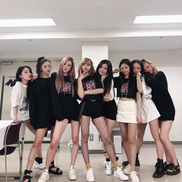 Combo toàn chân phái đỉnh nhất Kpop Rosé - Lisa: Chân ảo như PTS, biến sân bay thành sàn catwalk, 2 cô chị BLACKPINK hóa tí hon - Ảnh 14.