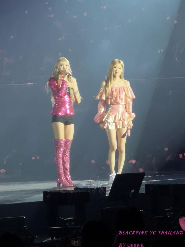 Combo toàn chân phái đỉnh nhất Kpop Rosé - Lisa: Chân ảo như PTS, biến sân bay thành sàn catwalk, 2 cô chị BLACKPINK hóa tí hon - Ảnh 3.