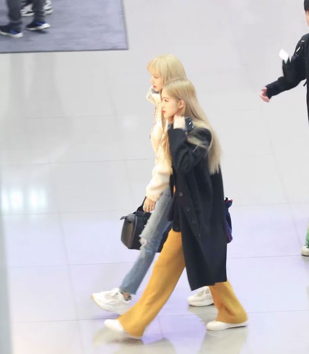 Combo toàn chân phái đỉnh nhất Kpop Rosé - Lisa: Chân ảo như PTS, biến sân bay thành sàn catwalk, 2 cô chị BLACKPINK hóa tí hon - Ảnh 9.