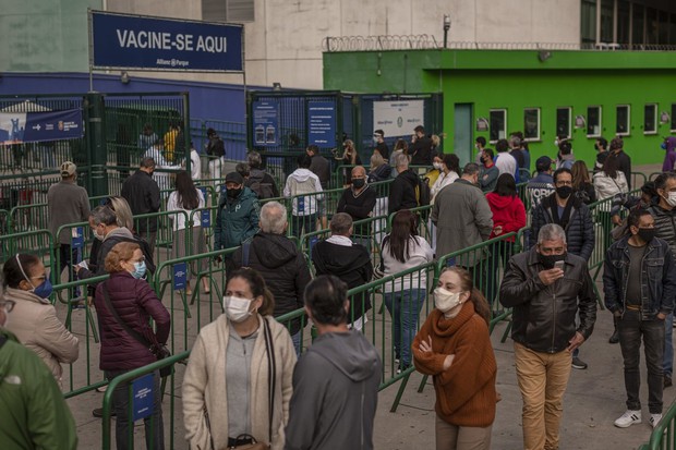 Kén chọn vaccine, ổ dịch nghiêm trọng nhất của thế giới chìm sâu vào vũng lầy kinh hoàng với 500.000 ca tử vong - Ảnh 1. Kén chọn vaccine, ổ dịch nghiêm trọng nhất của thế giới chìm sâu vào vũng lầy kinh hoàng với 500.000 ca tử vong - Ảnh 1.