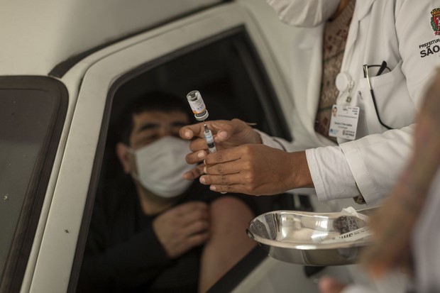 Kén chọn vaccine, ổ dịch nghiêm trọng nhất của thế giới chìm sâu vào vũng lầy kinh hoàng với 500.000 ca tử vong - Ảnh 3. Kén chọn vaccine, ổ dịch nghiêm trọng nhất của thế giới chìm sâu vào vũng lầy kinh hoàng với 500.000 ca tử vong - Ảnh 3.