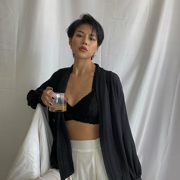 Vén cao bụng áo, o ép vòng 1 mlem mlem,... phong cách sexy ngùn ngụt chính là style để netizen chụp ảnh tại gia này các bác ơi! - Ảnh 4. Vén cao bụng áo, o ép vòng 1 mlem mlem,... phong cách sexy ngùn ngụt chính là style để netizen chụp ảnh tại gia này các bác ơi! - Ảnh 4.