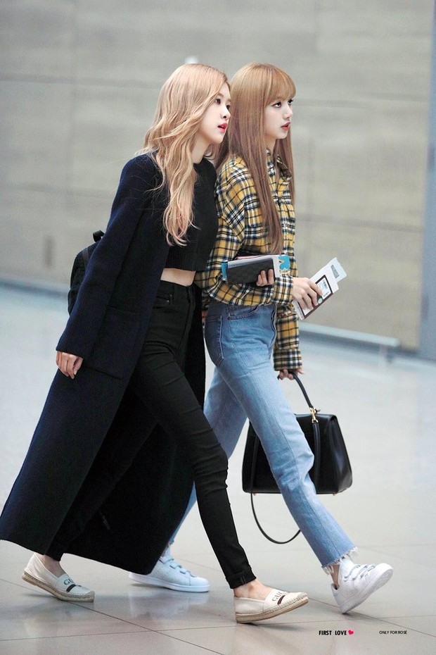 Combo toàn chân phái đỉnh nhất Kpop Rosé - Lisa: Chân ảo như PTS, biến sân bay thành sàn catwalk, 2 cô chị BLACKPINK hóa tí hon - Ảnh 8.