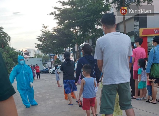 TP.HCM tổng tấn công chặn đứng dịch Covid-19 trên toàn quận Bình Tân bằng xét nghiệm - Ảnh 5. TP.HCM tổng tấn công chặn đứng dịch Covid-19 trên toàn quận Bình Tân bằng xét nghiệm - Ảnh 5.