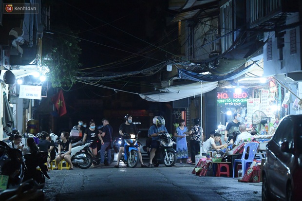 Hà Nội: Nhiều quán nhốt khách cố bán tiếp sau quy định đóng cửa trước 21h - Ảnh 5.