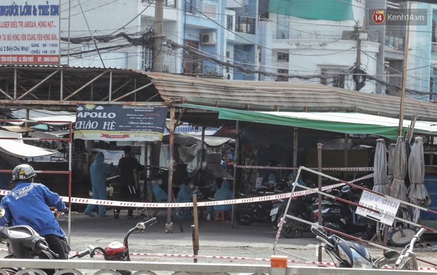 Cận cảnh phong tỏa mọi ngóc ngách tại chợ truyền thống ở Sài Gòn vì liên quan đến ca mắc Covid-19 - Ảnh 9.