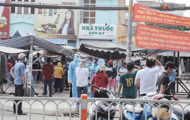 Cận cảnh phong tỏa mọi ngóc ngách tại chợ truyền thống ở Sài Gòn vì liên quan đến ca mắc Covid-19 - Ảnh 8. Cận cảnh phong tỏa mọi ngóc ngách tại chợ truyền thống ở Sài Gòn vì liên quan đến ca mắc Covid-19 - Ảnh 8.