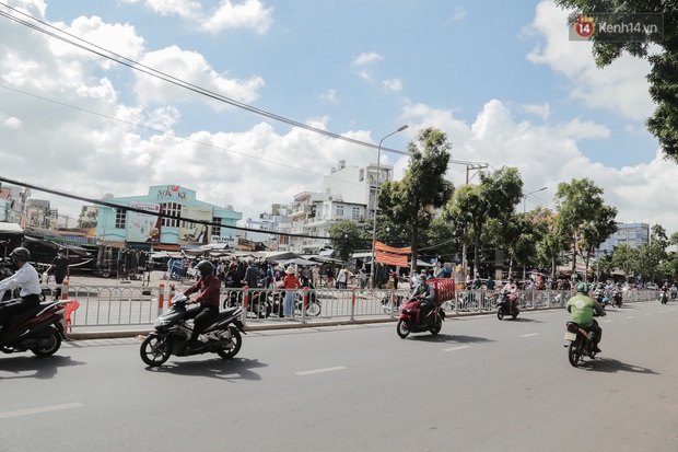 Cận cảnh phong tỏa mọi ngóc ngách tại chợ truyền thống ở Sài Gòn vì liên quan đến ca mắc Covid-19 - Ảnh 15.