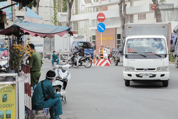 Cận cảnh phong tỏa mọi ngóc ngách tại chợ truyền thống ở Sài Gòn vì liên quan đến ca mắc Covid-19 - Ảnh 17.