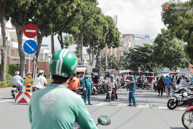 Cận cảnh phong tỏa mọi ngóc ngách tại chợ truyền thống ở Sài Gòn vì liên quan đến ca mắc Covid-19 - Ảnh 14.