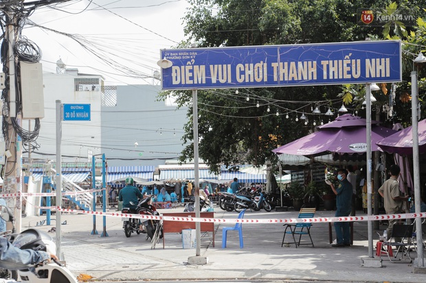 Cận cảnh phong tỏa mọi ngóc ngách tại chợ truyền thống ở Sài Gòn vì liên quan đến ca mắc Covid-19 - Ảnh 13. Cận cảnh phong tỏa mọi ngóc ngách tại chợ truyền thống ở Sài Gòn vì liên quan đến ca mắc Covid-19 - Ảnh 13.