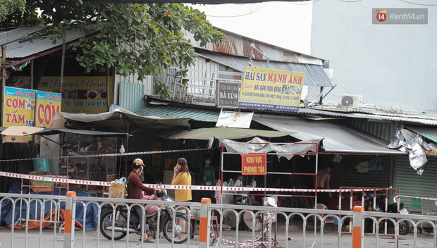 Cận cảnh phong tỏa mọi ngóc ngách tại chợ truyền thống ở Sài Gòn vì liên quan đến ca mắc Covid-19 - Ảnh 12.