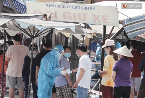 Cận cảnh phong tỏa mọi ngóc ngách tại chợ truyền thống ở Sài Gòn vì liên quan đến ca mắc Covid-19 - Ảnh 5.