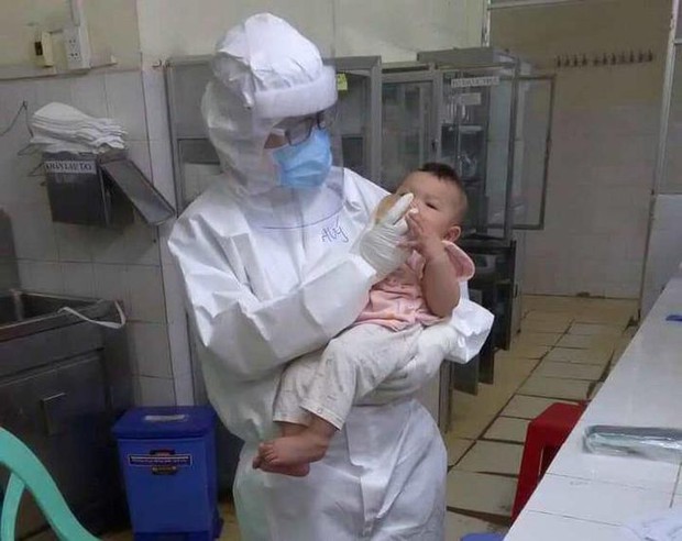 Em bé 7 tháng tuổi mắc Covid-19 được nữ bác sĩ thay tã, vắt sữa tặng mỗi ngày - Ảnh 1. Em bé 7 tháng tuổi mắc Covid-19 được nữ bác sĩ thay tã, vắt sữa tặng mỗi ngày - Ảnh 1.