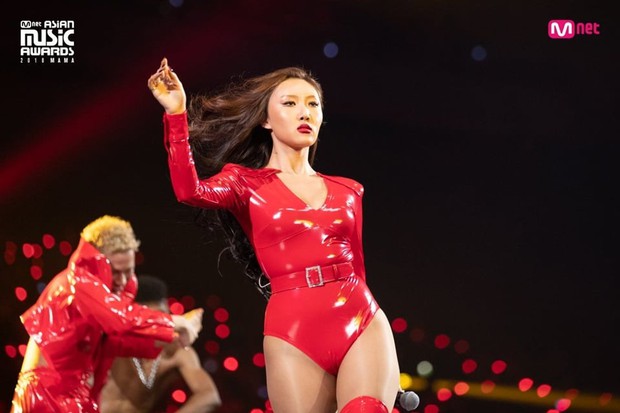 Gọi Hwasa là tắc kè hoa của Kpop: Sexy hết cỡ mặc kệ gây tranh cãi, thử nghiệm hàng loạt style và style nào cũng cân được - Ảnh 2. Gọi Hwasa là tắc kè hoa của Kpop: Sexy hết cỡ mặc kệ gây tranh cãi, thử nghiệm hàng loạt style và style nào cũng cân được - Ảnh 2.