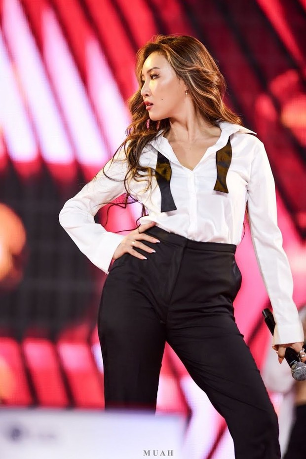 Gọi Hwasa là tắc kè hoa của Kpop: Sexy hết cỡ mặc kệ gây tranh cãi, thử nghiệm hàng loạt style và style nào cũng cân được - Ảnh 6. Gọi Hwasa là tắc kè hoa của Kpop: Sexy hết cỡ mặc kệ gây tranh cãi, thử nghiệm hàng loạt style và style nào cũng cân được - Ảnh 6.
