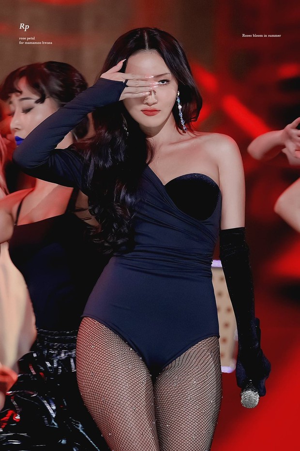 Gọi Hwasa là tắc kè hoa của Kpop: Sexy hết cỡ mặc kệ gây tranh cãi, thử nghiệm hàng loạt style và style nào cũng cân được - Ảnh 7. Gọi Hwasa là tắc kè hoa của Kpop: Sexy hết cỡ mặc kệ gây tranh cãi, thử nghiệm hàng loạt style và style nào cũng cân được - Ảnh 7.