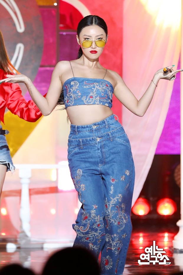 Gọi Hwasa là tắc kè hoa của Kpop: Sexy hết cỡ mặc kệ gây tranh cãi, thử nghiệm hàng loạt style và style nào cũng cân được - Ảnh 8. Gọi Hwasa là tắc kè hoa của Kpop: Sexy hết cỡ mặc kệ gây tranh cãi, thử nghiệm hàng loạt style và style nào cũng cân được - Ảnh 8.