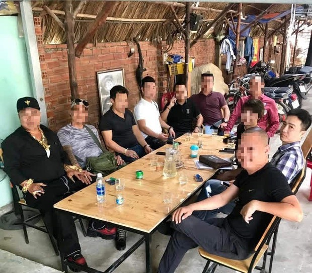 Chồng cũ của diễn viên Hoàng Yến bị đào lại loạt ảnh giao lưu với giang hồ mạng Phú Lê, vợ chồng Đường Nhuệ - Ảnh 6. Chồng cũ của diễn viên Hoàng Yến bị đào lại loạt ảnh giao lưu với giang hồ mạng Phú Lê, vợ chồng Đường Nhuệ - Ảnh 6.