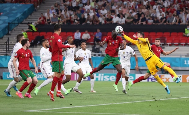 Ronaldo lập cú đúp, Bồ Đào Nha vượt qua những phút giây sợ hãi trước Pháp để tiến vào vòng knock-out - Ảnh 13.