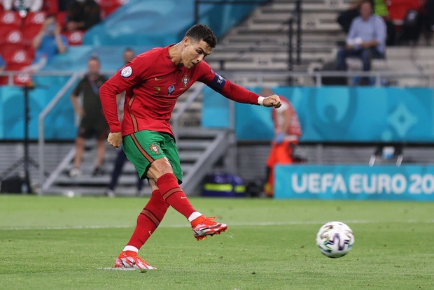Ronaldo lập cú đúp, Bồ Đào Nha vượt qua những phút giây sợ hãi trước Pháp để tiến vào vòng knock-out - Ảnh 11.