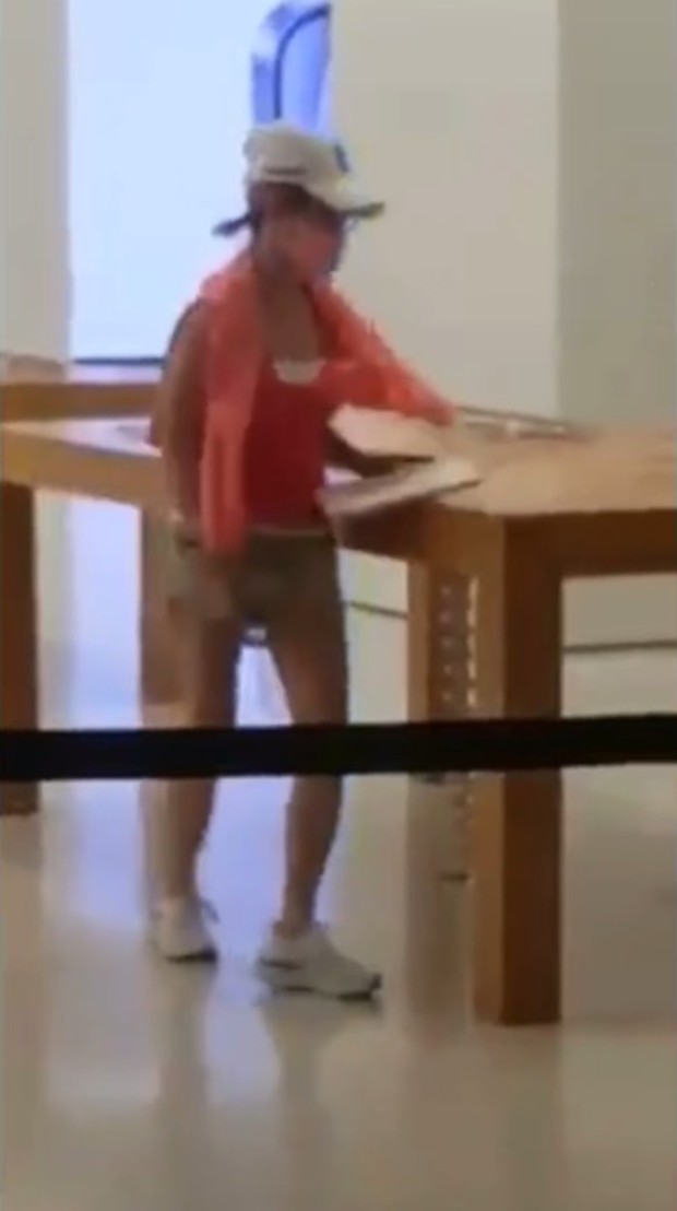 Clip: Người phụ nữ đập phá hàng loạt iPhone, MacBook đắt tiền trong Apple Store vì không hài lòng với nhân viên - Ảnh 2. Clip: Người phụ nữ đập phá hàng loạt iPhone, MacBook đắt tiền trong Apple Store vì không hài lòng với nhân viên - Ảnh 2.