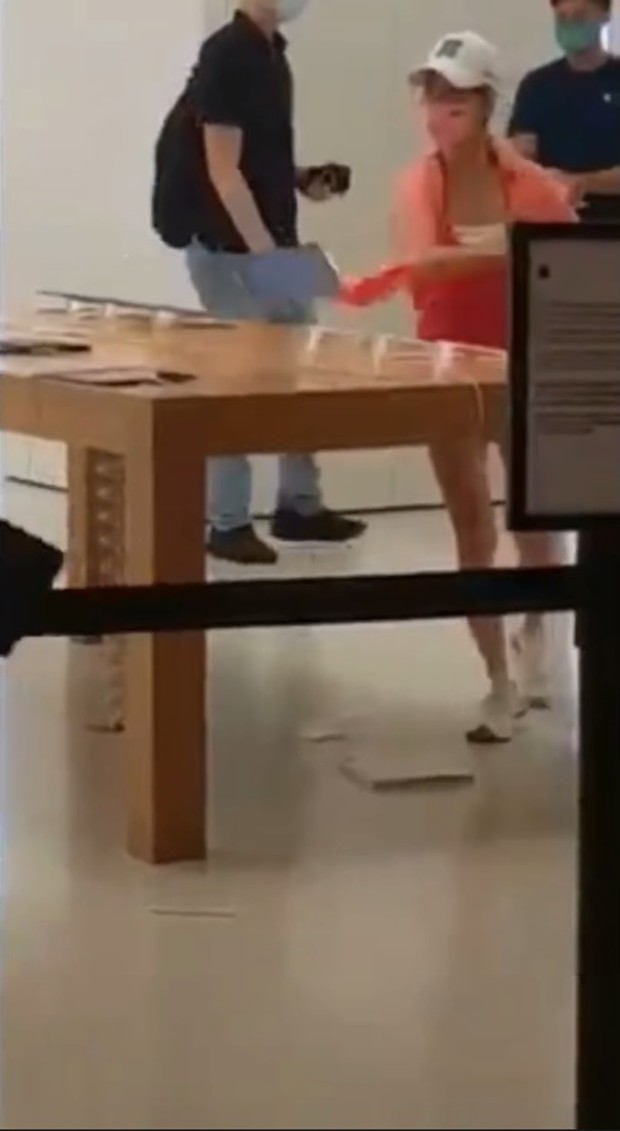 Clip: Người phụ nữ đập phá hàng loạt iPhone, MacBook đắt tiền trong Apple Store vì không hài lòng với nhân viên - Ảnh 3. Clip: Người phụ nữ đập phá hàng loạt iPhone, MacBook đắt tiền trong Apple Store vì không hài lòng với nhân viên - Ảnh 3.