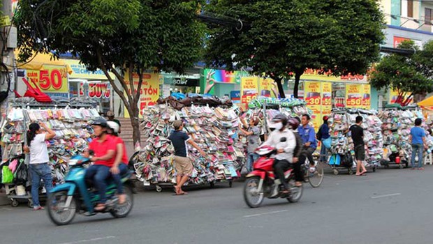 Một thanh niên suýt bị mù vì mua cáp sạc được bán trên lề đường, mối hiểm hoạ đáng cảnh báo tại Việt Nam - Ảnh 2.