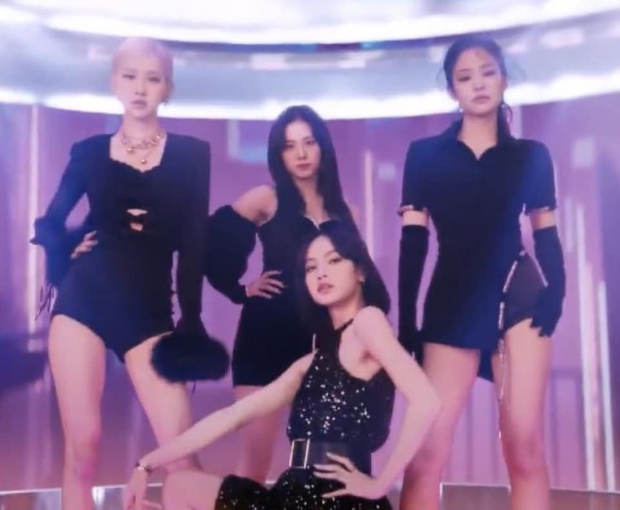 Lisa được ưu ái diện đồ nổi nhất nhóm, truyền thống của BLACKPINK đúng là ai solo thì người đấy được push - Ảnh 8. Lisa được ưu ái diện đồ nổi nhất nhóm, truyền thống của BLACKPINK đúng là ai solo thì người đấy được push - Ảnh 8.