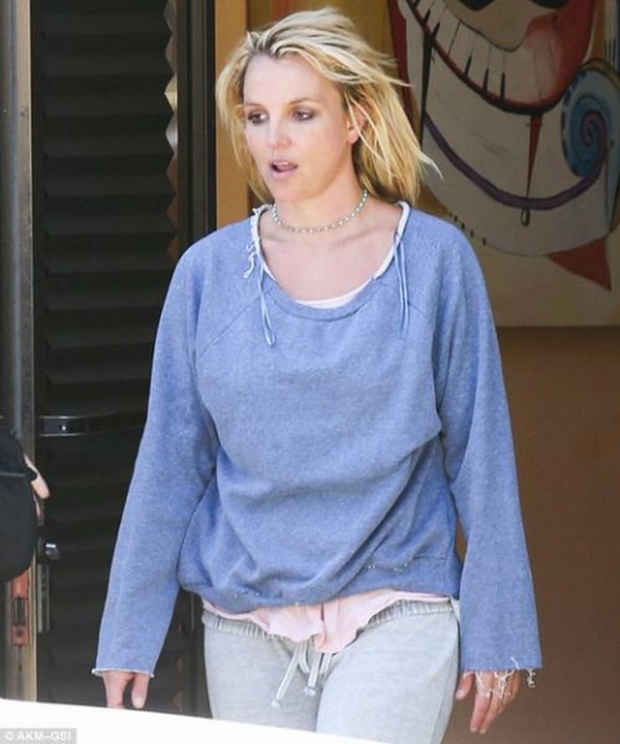 Vì sao superstar Britney Spears bị chê xuống sắc luộm thuộm: Cả năm không được massage làm tóc làm nail, chẳng bằng bà giúp việc 1 tuần 1 bộ móng mới - Ảnh 5. Vì sao superstar Britney Spears bị chê xuống sắc luộm thuộm: Cả năm không được massage làm tóc làm nail, chẳng bằng bà giúp việc 1 tuần 1 bộ móng mới - Ảnh 5.
