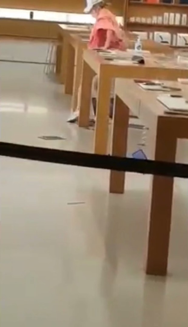 Clip: Người phụ nữ đập phá hàng loạt iPhone, MacBook đắt tiền trong Apple Store vì không hài lòng với nhân viên - Ảnh 4. Clip: Người phụ nữ đập phá hàng loạt iPhone, MacBook đắt tiền trong Apple Store vì không hài lòng với nhân viên - Ảnh 4.