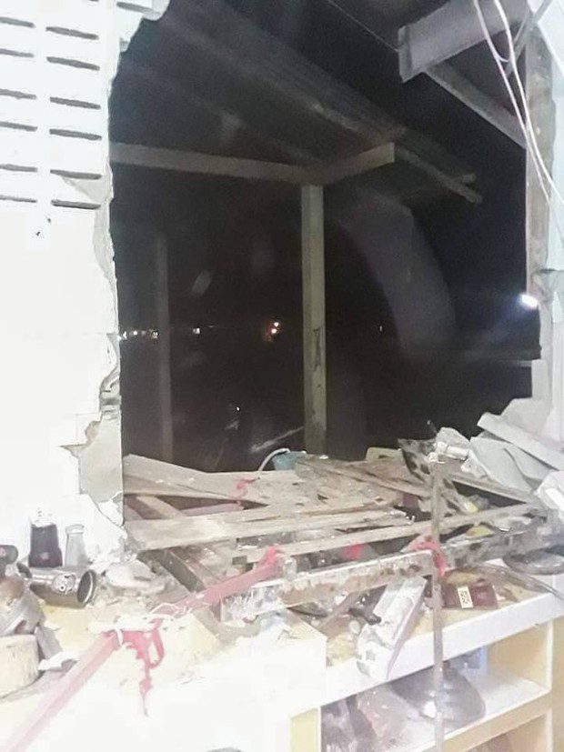 Nghe tiếng đổ vỡ lớn từ dưới nhà, cặp đôi vội chạy xuống xem thì đứng tim trước cảnh tượng đúng nghĩa một cơn ác mộng - Ảnh 1.