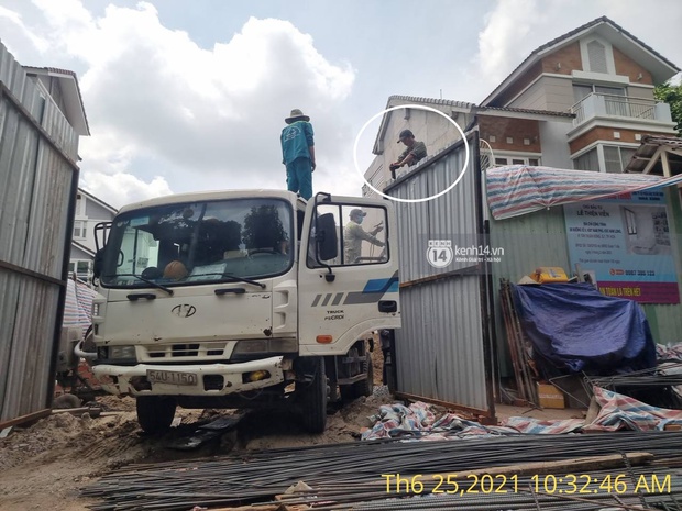 Công trình nhà 22 tỷ của Thuỷ Tiên vẫn đang xây dựng giữa dịch phức tạp, xuất hiện các công nhân không đeo khẩu trang - Ảnh 3.