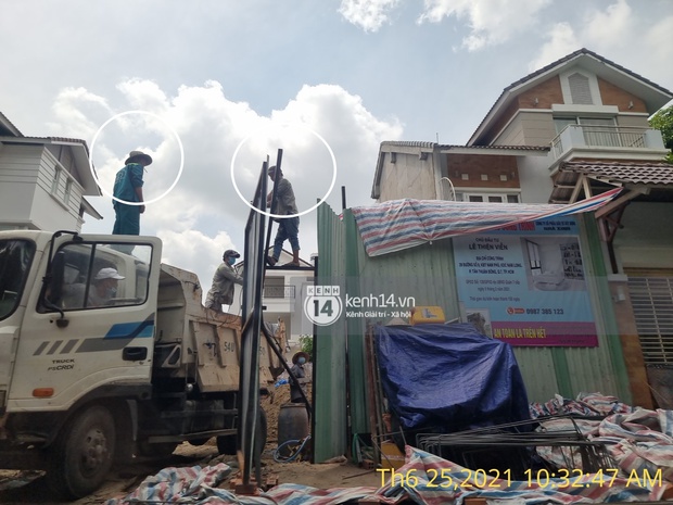 Công trình nhà 22 tỷ của Thuỷ Tiên vẫn đang xây dựng giữa dịch phức tạp, xuất hiện các công nhân không đeo khẩu trang - Ảnh 4.