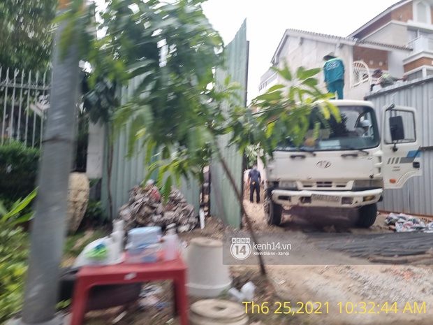 Công trình nhà 22 tỷ của Thuỷ Tiên vẫn đang xây dựng giữa dịch phức tạp, xuất hiện các công nhân không đeo khẩu trang - Ảnh 7.