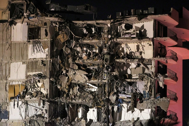 Hiện trường đổ nát vụ sập chung cư kinh hoàng ở Miami (Mỹ) - Ảnh 11.