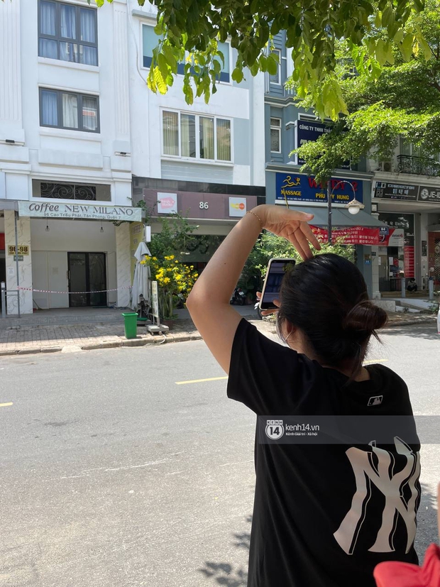 Bà hàng xóm đi “săn” cầu thủ ở khu nhà giàu: Bố Tiến Linh mòn mỏi đợi con cả chiều, fan girl 3 giờ sáng đã nôn nao chực chờ - Ảnh 7.