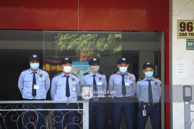 Bà hàng xóm đi “săn” cầu thủ ở khu nhà giàu: Bố Tiến Linh mòn mỏi đợi con cả chiều, fan girl 3 giờ sáng đã nôn nao chực chờ - Ảnh 3.