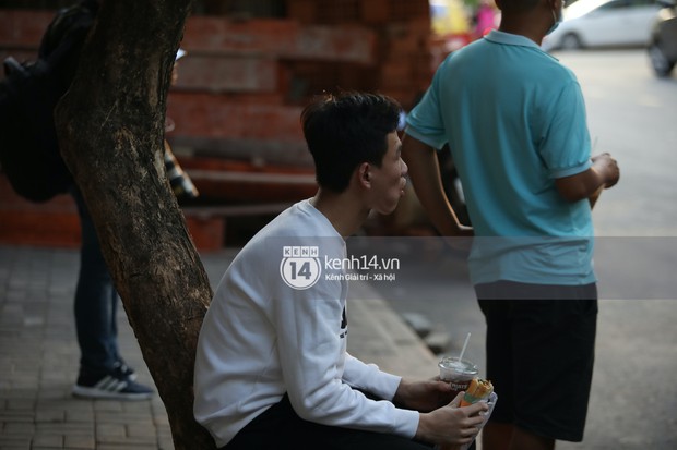 Bà hàng xóm đi “săn” cầu thủ ở khu nhà giàu: Bố Tiến Linh mòn mỏi đợi con cả chiều, fan girl 3 giờ sáng đã nôn nao chực chờ - Ảnh 5.