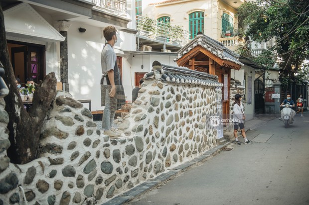 Cận cảnh Cafe hẻm Hàn Quốc đang hot ở Hà Nội: Không đẹp như hình, giới trẻ check-in bát nháo làm Công an phải chấn chỉnh liên tục - Ảnh 14.