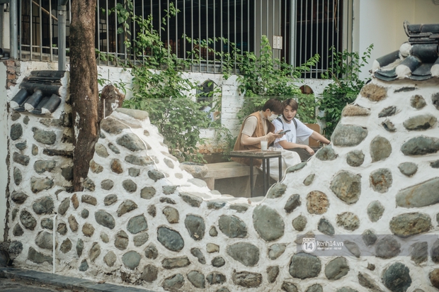 Cận cảnh Cafe hẻm Hàn Quốc đang hot ở Hà Nội: Không đẹp như hình, giới trẻ check-in bát nháo làm Công an phải chấn chỉnh liên tục - Ảnh 17.