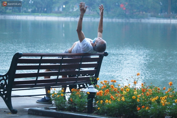 Ảnh: Người dân Thủ đô phấn khỏi ra khỏi nhà từ sớm tập thể dục trở lại sau quy định mới - Ảnh 9.