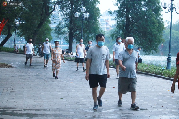 Ảnh: Người dân Thủ đô phấn khỏi ra khỏi nhà từ sớm tập thể dục trở lại sau quy định mới - Ảnh 10.