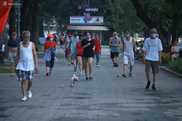 Ảnh: Người dân Thủ đô phấn khỏi ra khỏi nhà từ sớm tập thể dục trở lại sau quy định mới - Ảnh 4.