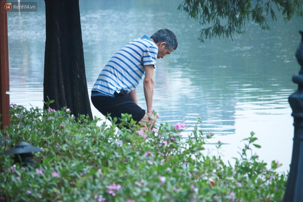Ảnh: Người dân Thủ đô phấn khỏi ra khỏi nhà từ sớm tập thể dục trở lại sau quy định mới - Ảnh 13.