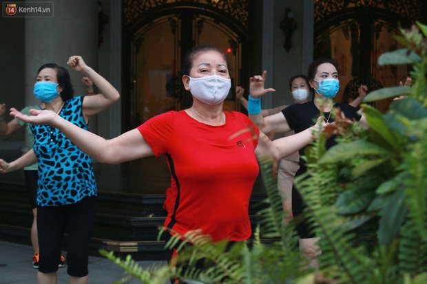 Ảnh: Người dân Thủ đô phấn khỏi ra khỏi nhà từ sớm tập thể dục trở lại sau quy định mới - Ảnh 11.