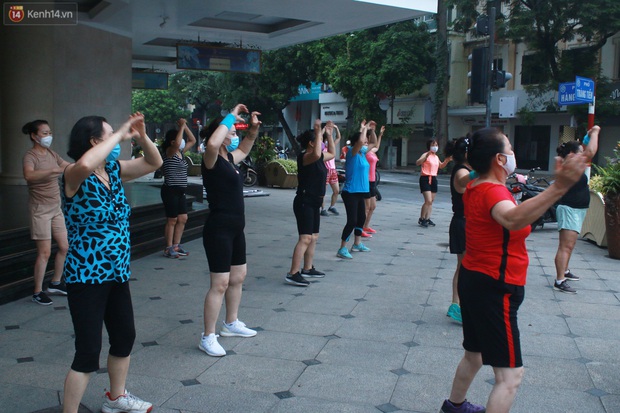 Ảnh: Người dân Thủ đô phấn khỏi ra khỏi nhà từ sớm tập thể dục trở lại sau quy định mới - Ảnh 3.