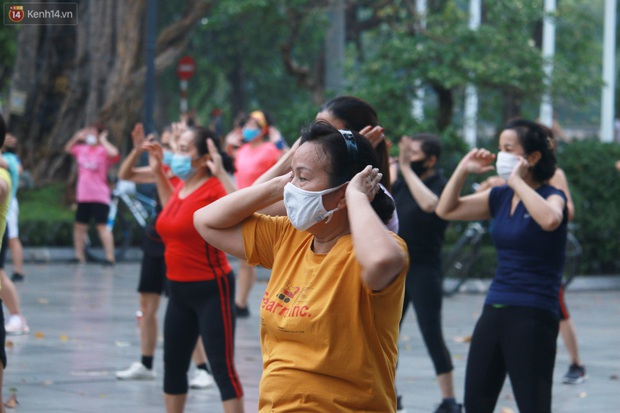 Ảnh: Người dân Thủ đô phấn khỏi ra khỏi nhà từ sớm tập thể dục trở lại sau quy định mới - Ảnh 6.