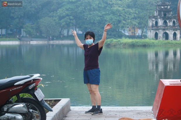 Ảnh: Người dân Thủ đô phấn khỏi ra khỏi nhà từ sớm tập thể dục trở lại sau quy định mới - Ảnh 5.