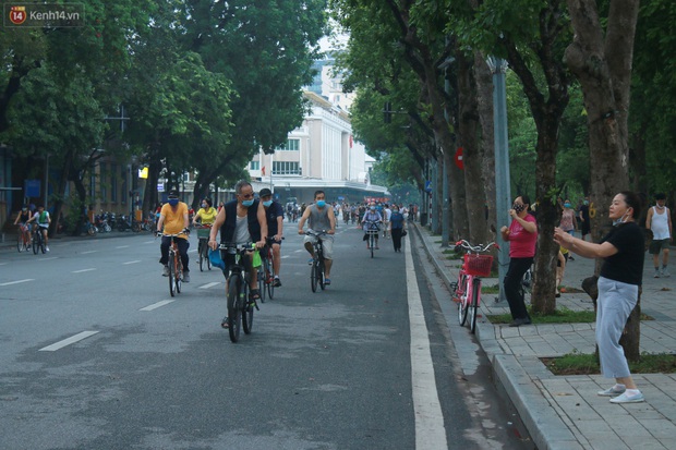 Ảnh: Người dân Thủ đô phấn khỏi ra khỏi nhà từ sớm tập thể dục trở lại sau quy định mới - Ảnh 2.